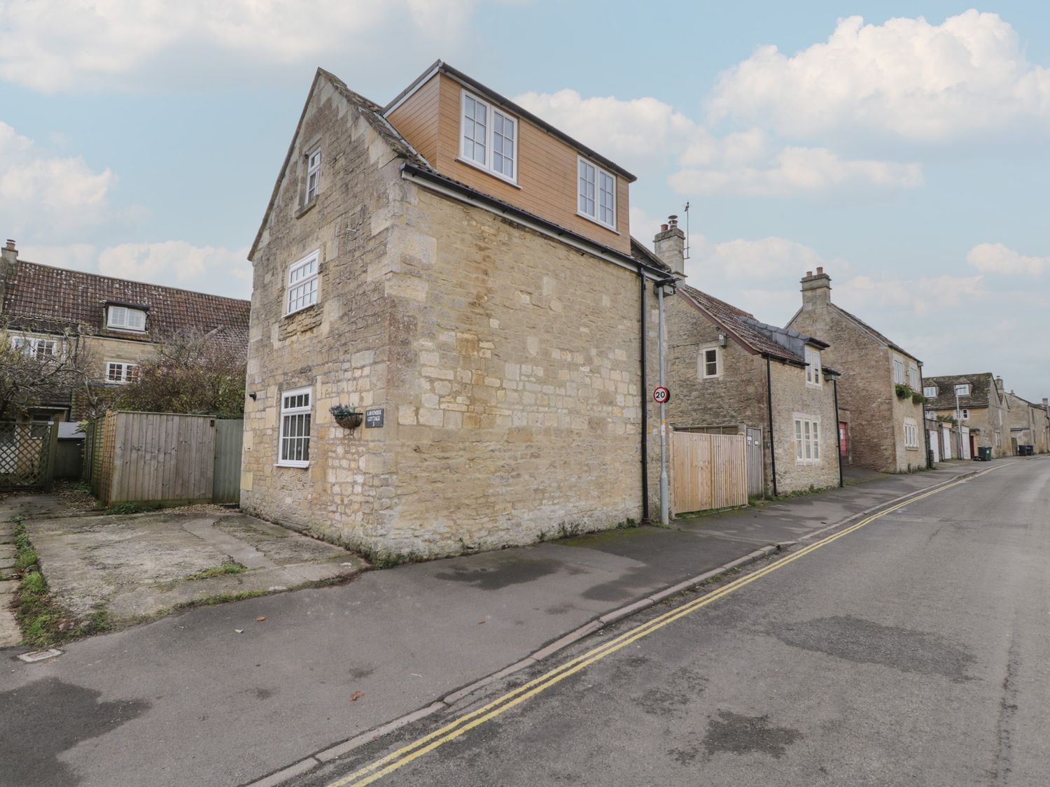 A building next to a road at Lavender Cottage in Bradford-on-Avon