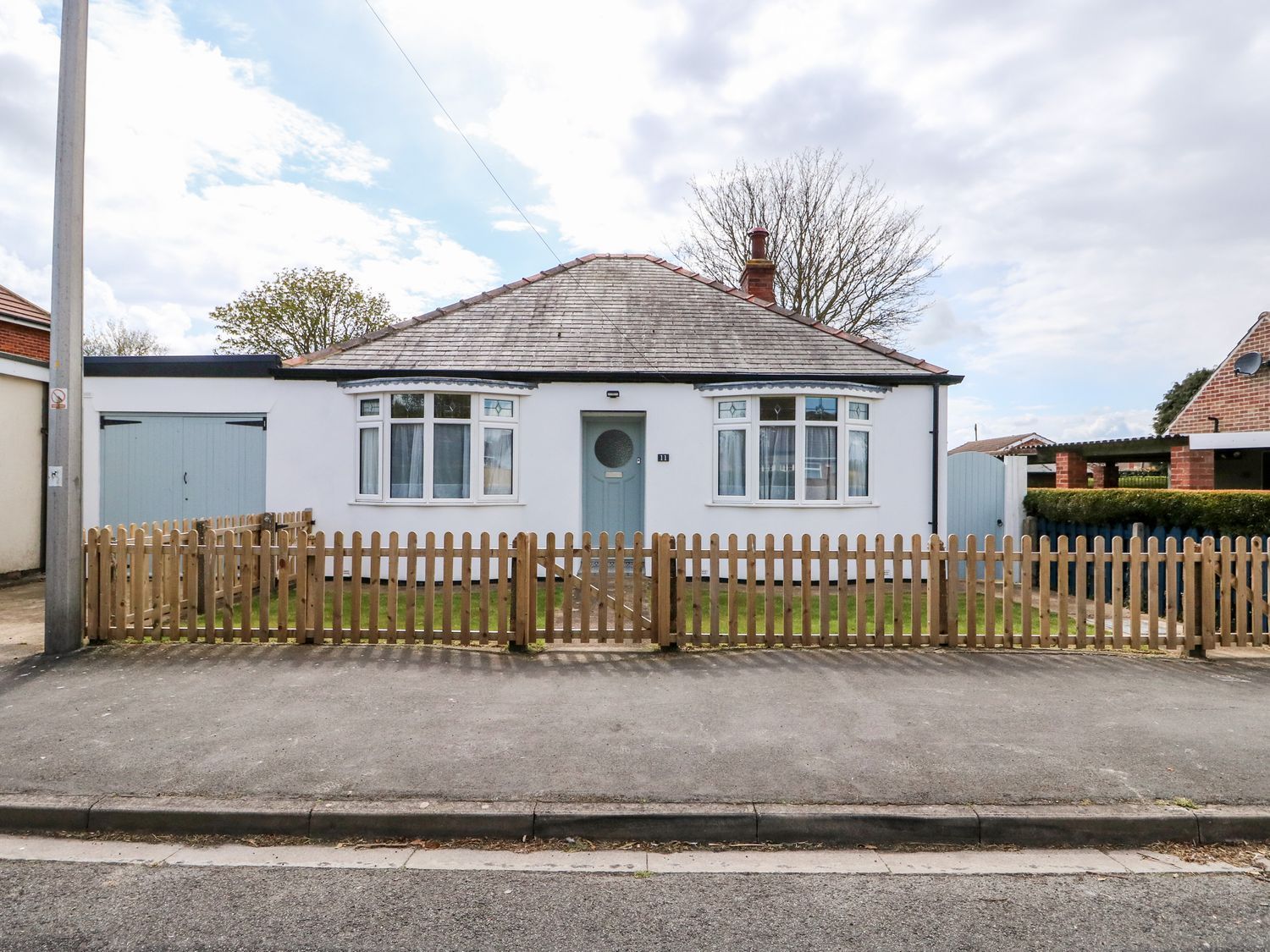 A house with a front yard and fence at The Seaside Retreat in Mablethorpe