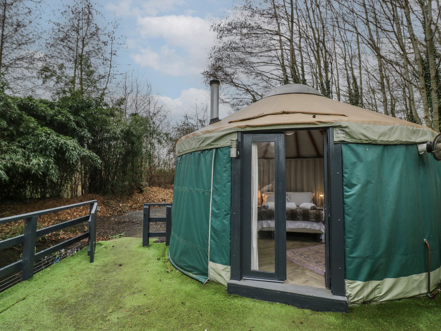 The Lakeside Yurt - Cotswolds - 6017 - photo 1