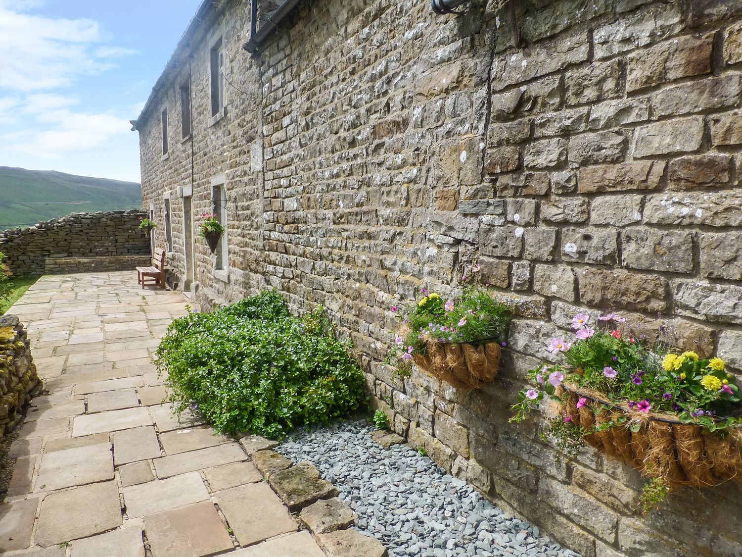 High Smarber near Low Row ( Ref 8823 ) Rent holiday Cottage near Low Row Swaledale