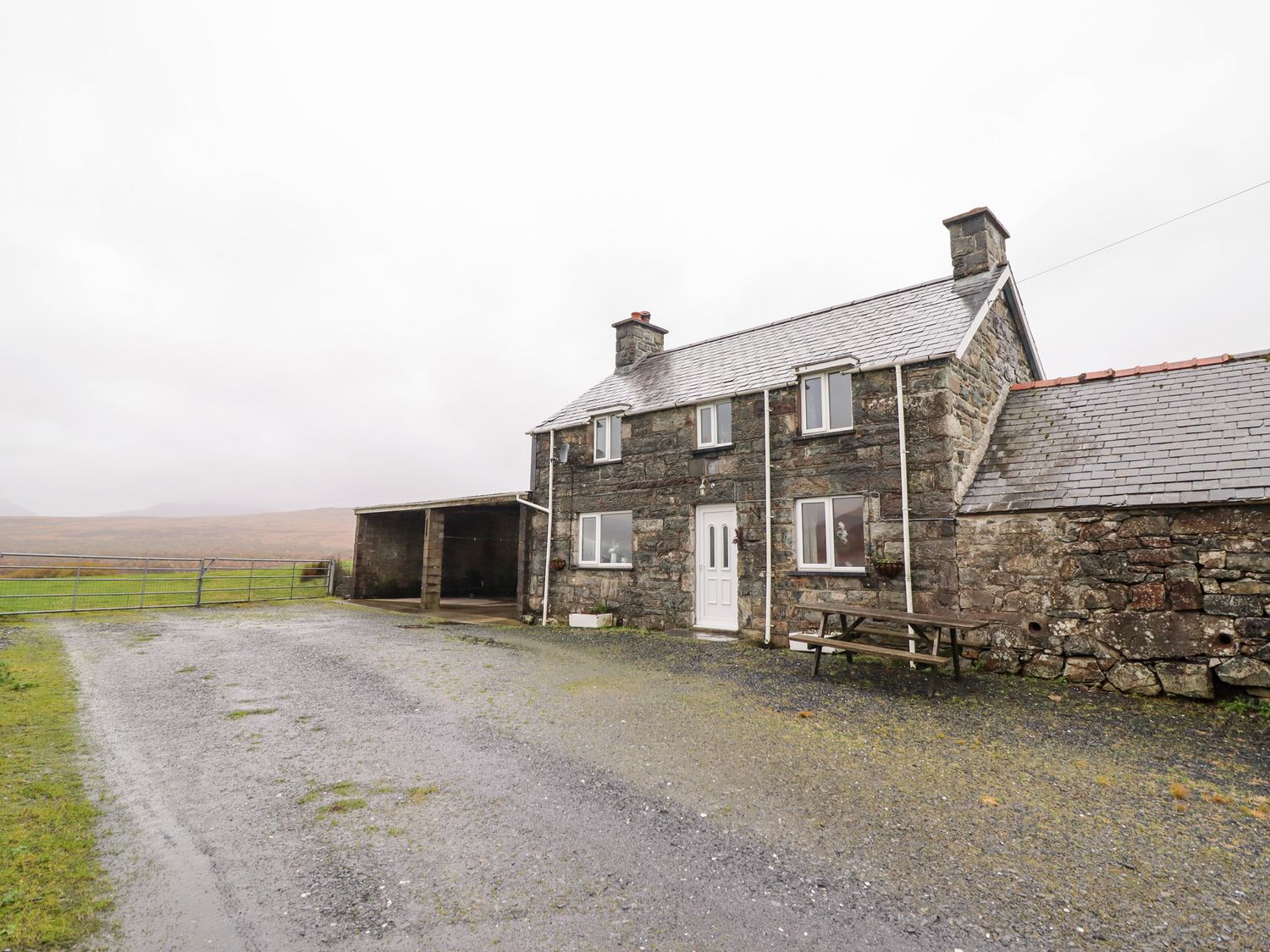 A house with a parking area at Bryn Re in Trawsfynydd near Llan Ffestiniog and Dolgellau