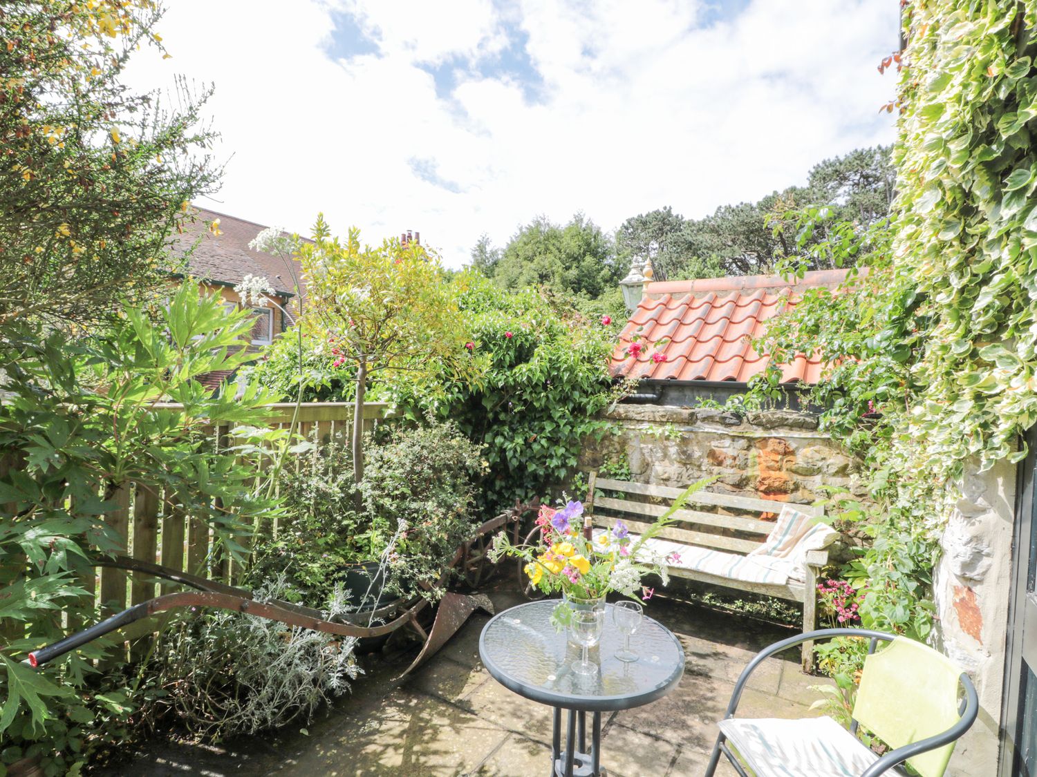 Patio The Hayloft Cloughton ( Ref 930998 ) Rent holiday home near Scarborough