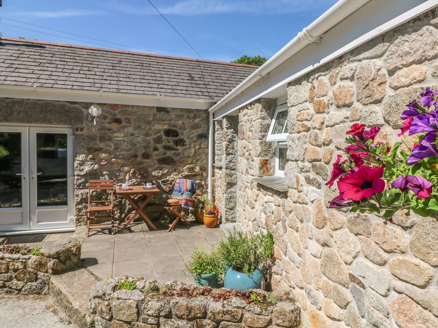 Pond Cottage                     photo 2