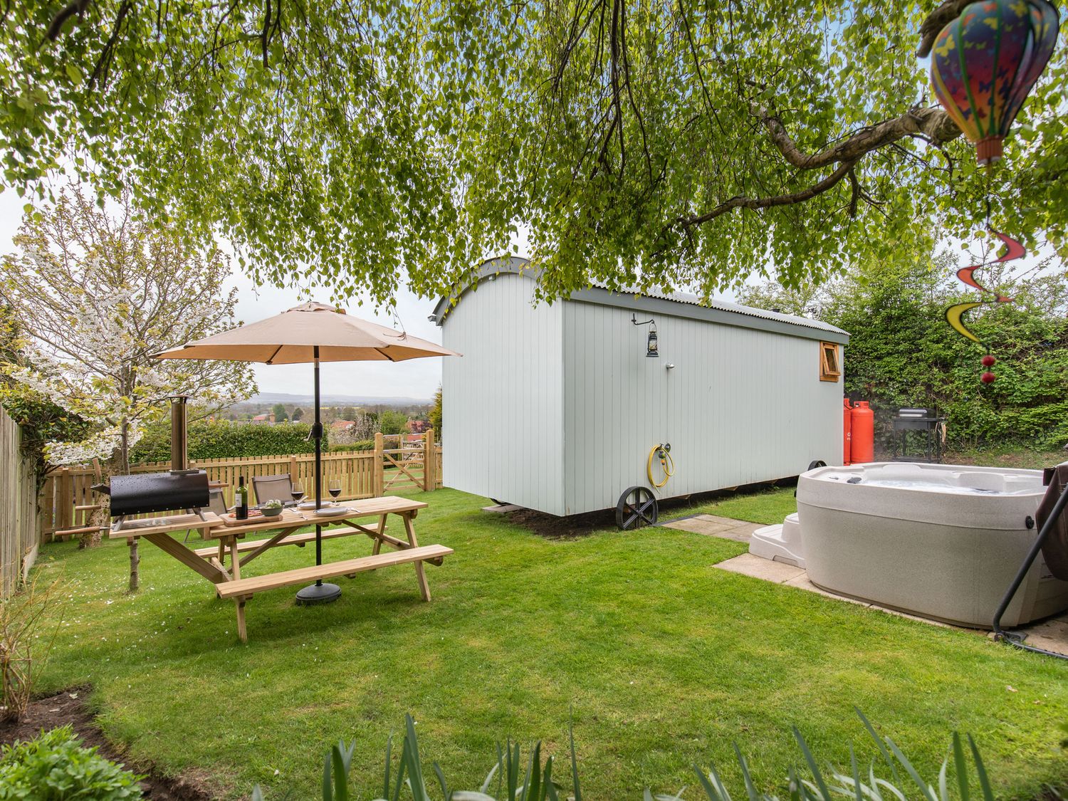 Garden area with outdoor hot tub Outdoor hot tub at The Brae Snainton Shepherds Hut