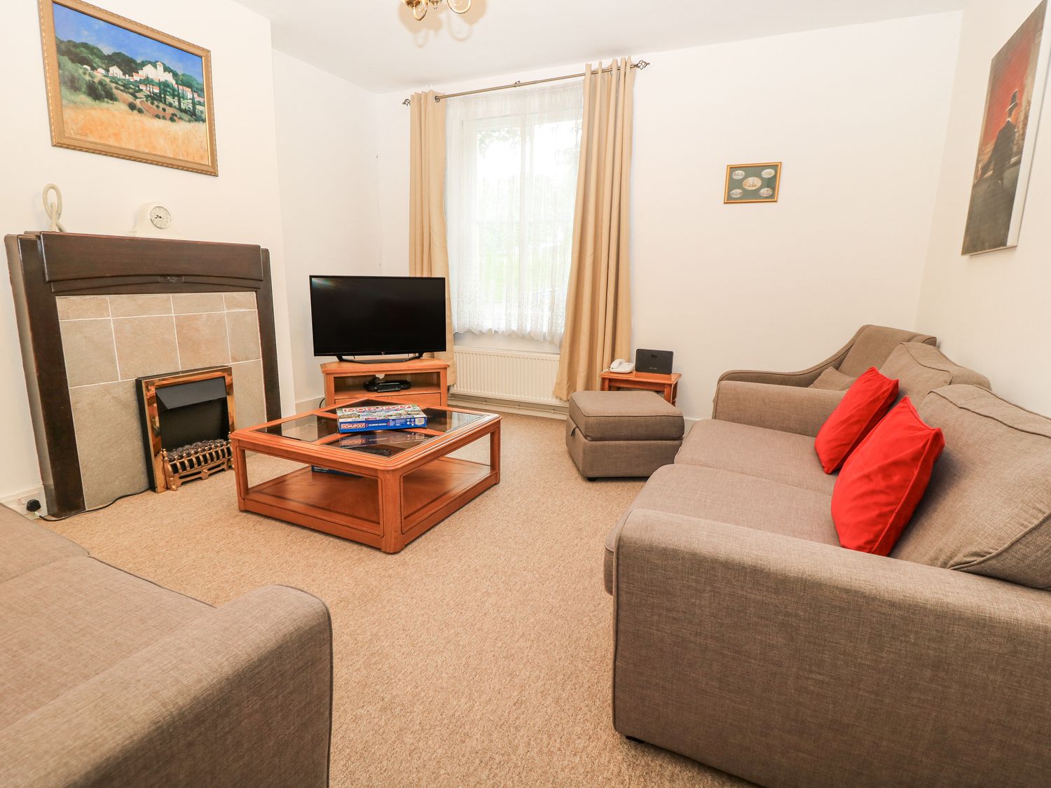 A living room with a television and a coffee table at Rojoy in Salisbury