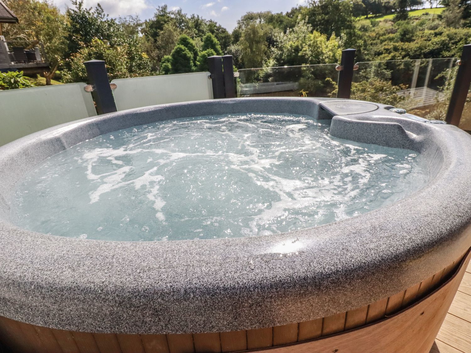 Book 2 Lake View Lodge ( Ref 989285 ) Self Catering Holiday Lodge in Lanreath Cornwall England