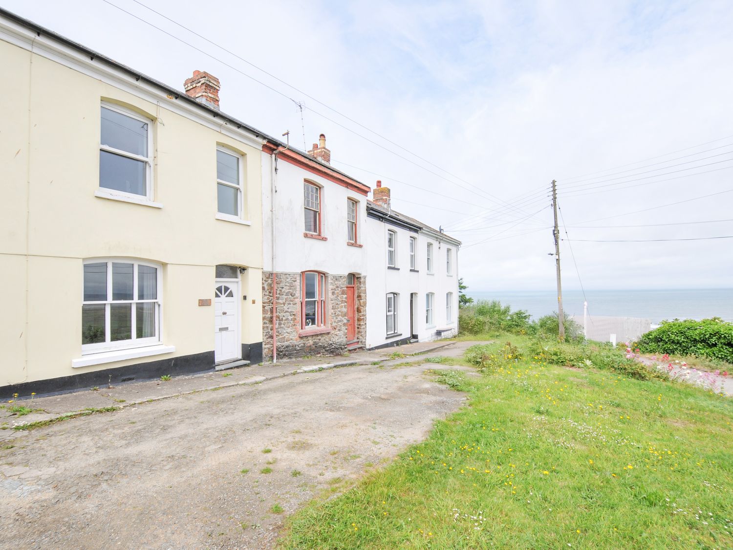 A row of houses with a road in front at Cecily Cottage Westward Ho!