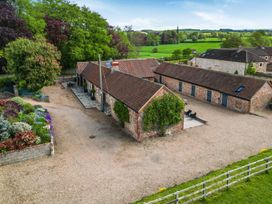 A house with garden and gravel area at Sykes Lodge in Malton