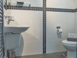 A bathroom with a sink, toilet, and towels at Daffodil Lodge in Saltburn-by-the-Sea