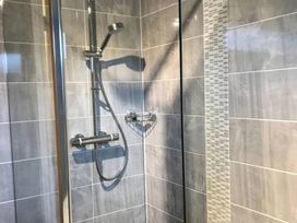 A shower with fixtures at Daffodil Lodge in Saltburn-by-the-Sea