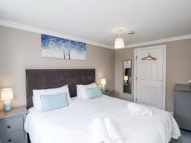 A bedroom with a bed and bedside tables at Tennyson House in Scarborough