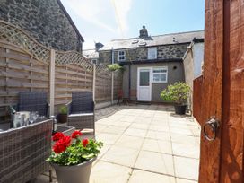 A paved backyard with patio furniture and plants at 6 Smithfield Lane in Dolgellau