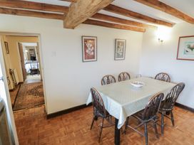 A dining room with a table and chairs at Priors Mead in Claydon near Cropredy
