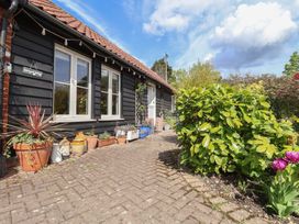 Courtyard Cottage, Poplar Farm Barn - Suffolk & Essex - 1001535 - thumbnail photo 15