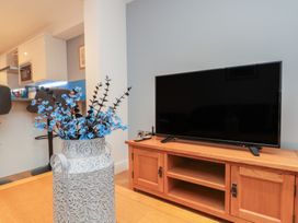 A living room with a television and flower vase at Blue Peter @ Engine Shed in Whitby