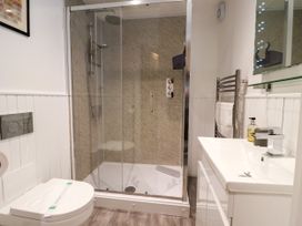 A bathroom with a shower, toilet, and sink at Blue Peter @ Engine Shed in Whitby