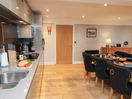 A kitchen with dining area at Mallard @ Engine Shed Whitby