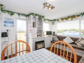 Woodland Caravan - North Wales - 1003214 - thumbnail photo 3