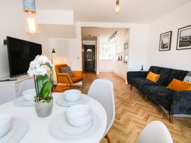 2A The Mews - Hampshire - 1003458 - thumbnail photo 3