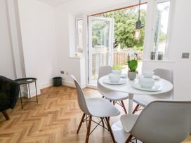 2A The Mews - Hampshire - 1003458 - thumbnail photo 7
