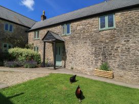 A house with a garden and chickens at Dale Barton Wells