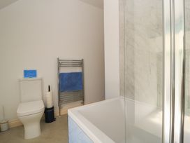 A bathroom with bathtub and toilet at Dale Barton in Wells
