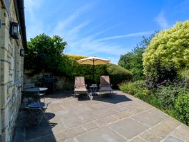 An outdoor area with chairs and a table at Pheasant Cottage in Priston Village, BATH