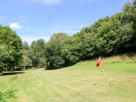 An outdoor area with a volleyball net and a red flag at Pheasant Cottage in Priston Village, BATH