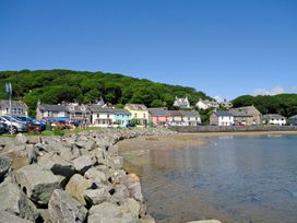 A view of houses along the waterfront at Bay View Apartment in Porthmadog
