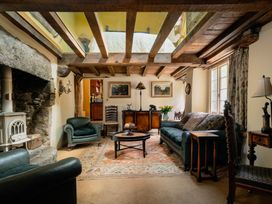 A living room with a sofa and armchairs at The Meeting House in Ashburton