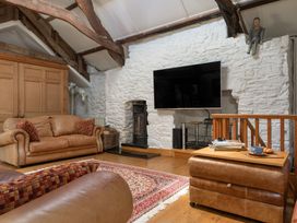 A living room with a sofa and fireplace at The Meeting House in Ashburton