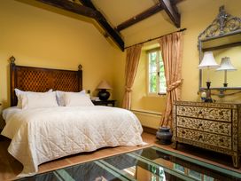 A bedroom with a bed and chest of drawers at The Meeting House in Ashburton