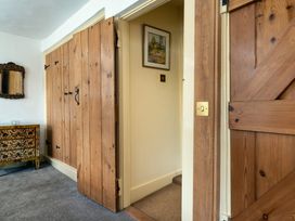 A hallway with wooden doors and a chest of drawers at The Meeting House in Ashburton