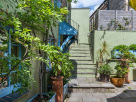 An outdoor area with stairs and planters at The Meeting House in Ashburton
