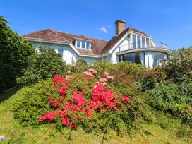 A house with a balcony and garden at Bryn Y Mor, Borth Y Gest