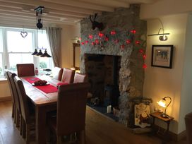 A dining room with a table and chairs at Cae'r Dyni (Caer Dyni) Criccieth