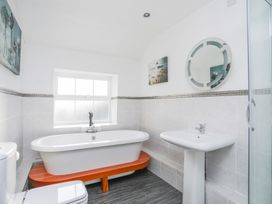 3 The Coach House - Penthouse Apartment - Anglesey - 1008782 - thumbnail photo 17