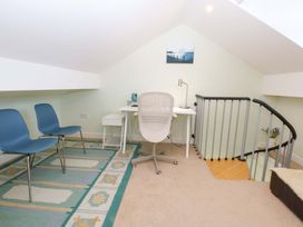 An office with chairs and a desk at Machlud Ynys in Y Felinheli