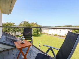 A balcony with chairs and a table at Machlud Ynys Y Felinheli