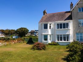 An outdoor area with a house and garden at Windygates in Rhosneigr