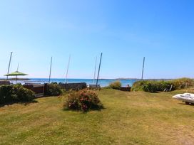 A garden with sea view at Windygates in Rhosneigr