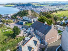 An outdoor view of houses and landscape at Ty Bach, Great Orme Llandudno