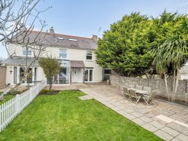 A garden with a table and chairs at Ty Mawr, Great Orme in Llandudno