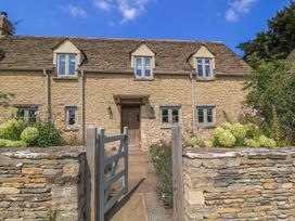 A house with a garden and gate at Easter Cottage in Burford