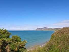 A coastal view showing water and mountains at Happy Daze in Morfa Nefyn
