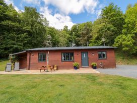 A lodge with patio furniture at Ryedale Country Lodges - Hazel Lodge Kirkbymoorside