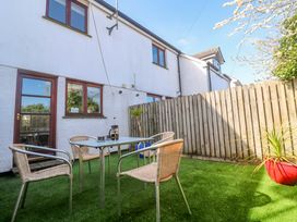 A garden with a table and chairs at Sunflower Cottage St Issey