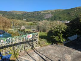 A garden with a bench and hedge at Minydon in Fairbourne