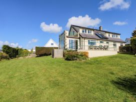 A house with a garden at Pen Y Garth Mynytho near Llanbedrog