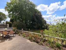 A garden with a table and chairs at Holcombe House in Torquay